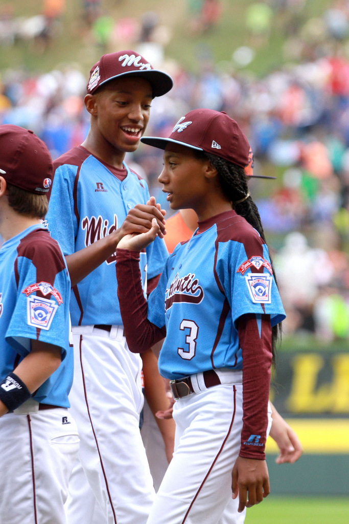 Phillies honor Mo'ne Davis and the Taney Dragons
