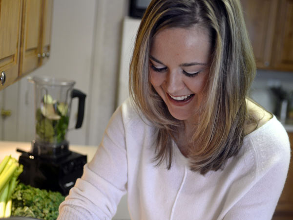 Alene Brennan makes a smoothie in her home January 6, 2015. (TOM GRALISH / Staff Photographer)