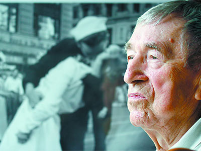 V-J Day Kiss kept secret