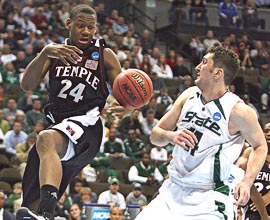Temple&acute;s Lavoy Allen and Michigan State&acute;s Goran Suton watch the loose ball during the first half in the 2008 Men&acute;s NCAA Basketball Tournament in the Pepsi Center in Denver, Co. on Thursday, March 20, 2008.  Yong Kim / Philadelphia Daily News<br /><br />