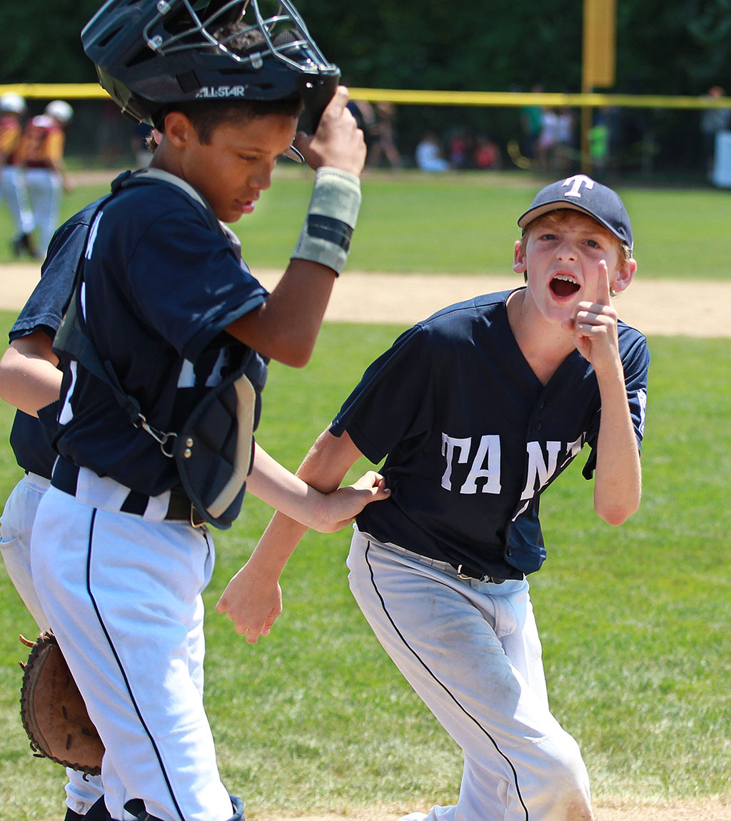 Taney Little Leaguers' bandwagon includes the Phillies