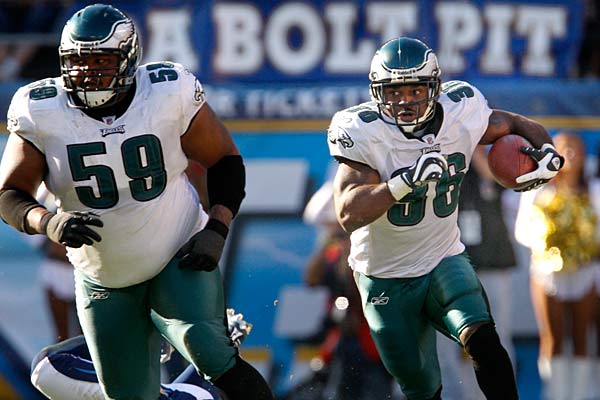 Brian Westbrook takes a screen pass as he receives blocking from Nick Cole last Sunday against the Chargers. (Ron Cortes / Staff Photographer)