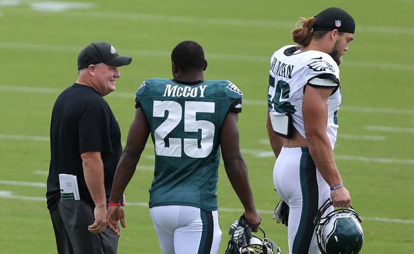 VIDEO: Ex-Patriots and Eagles RB Kenjon Barner Surprises Dad With